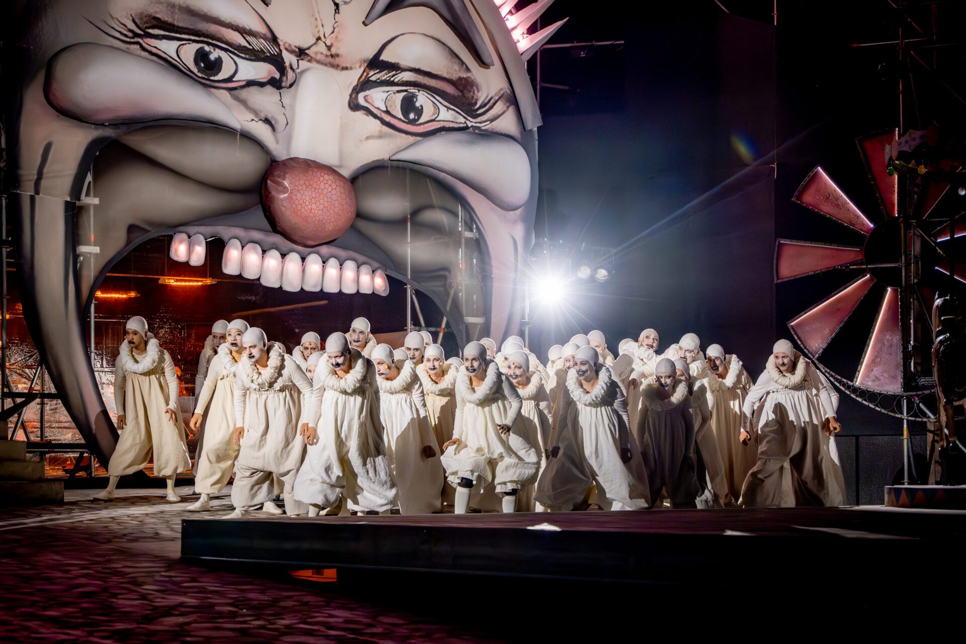 Love Never Dies 12 19 TM Love Never Dies Opernchor Theater Magdeburg HPO 259 Foto Andreas Lander | MUSICAL TODAY