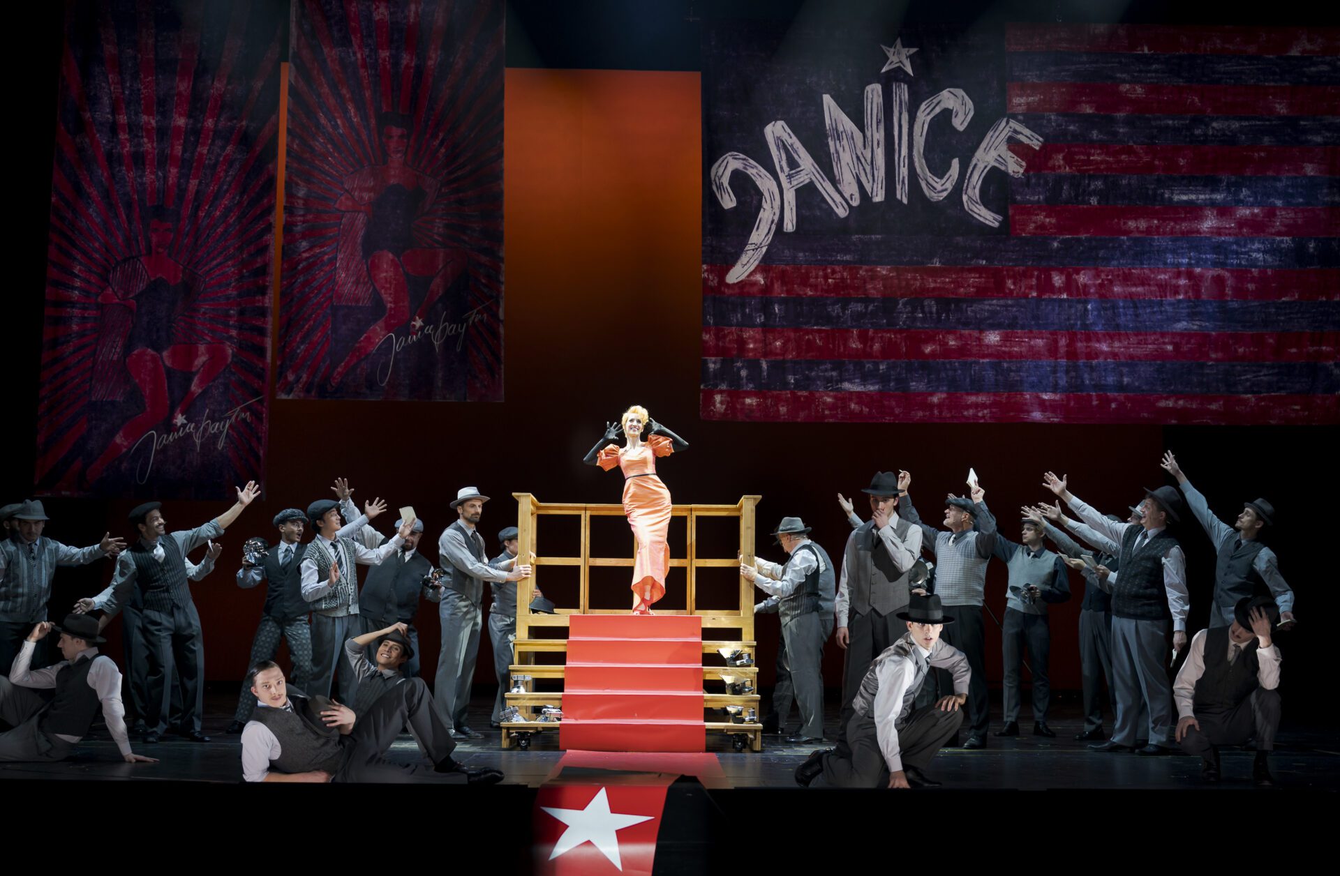 Silk Stockings 8 Nina Weiss Ballett Graz Chor der Oper Graz und Statisterie copy Werner Kmetitsch | MUSICAL TODAY