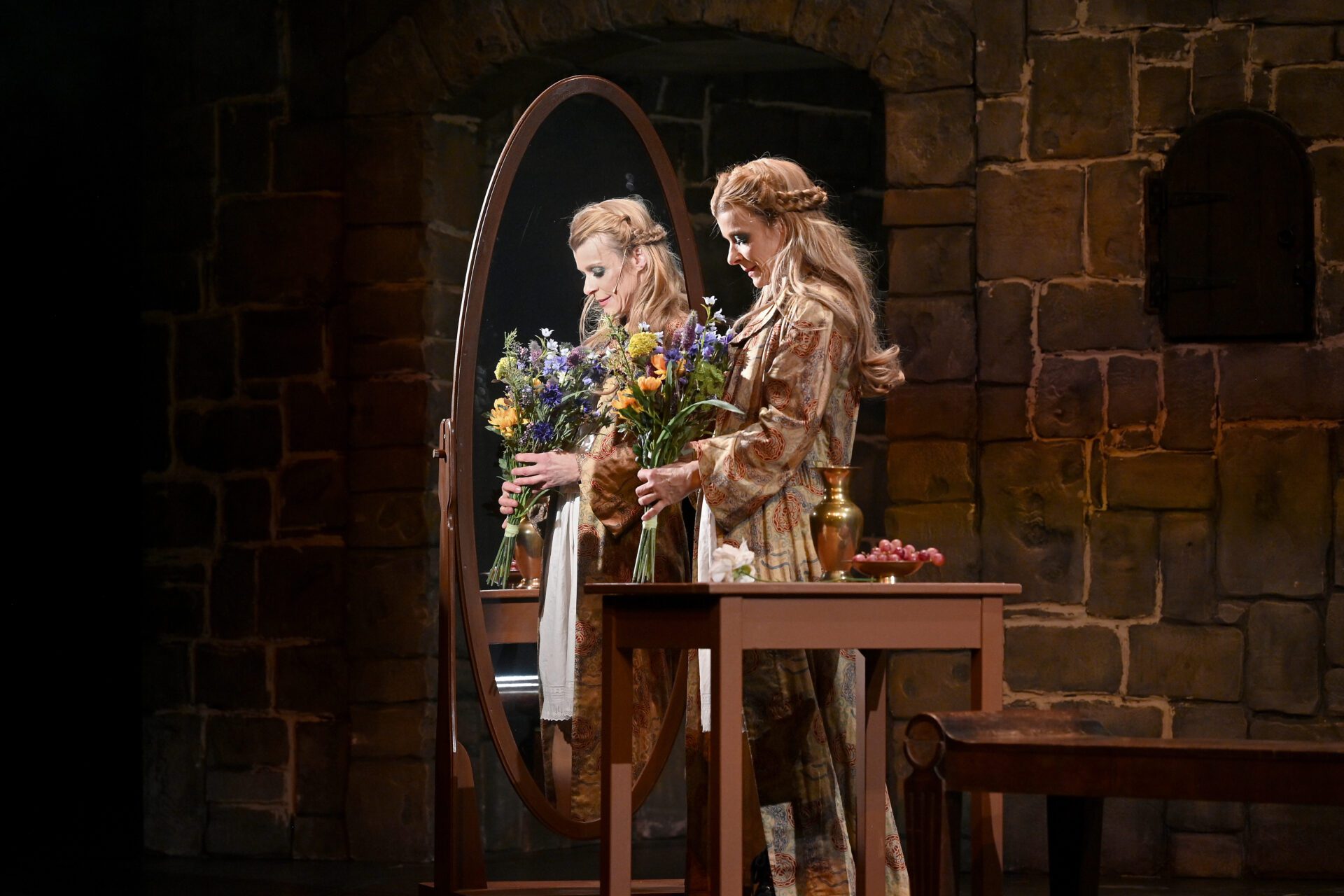 Theater Baden Baden ONCE UPON A MATTRESSE Constanze Weinig Spiegel Foto Jochen Klen | MUSICAL TODAY