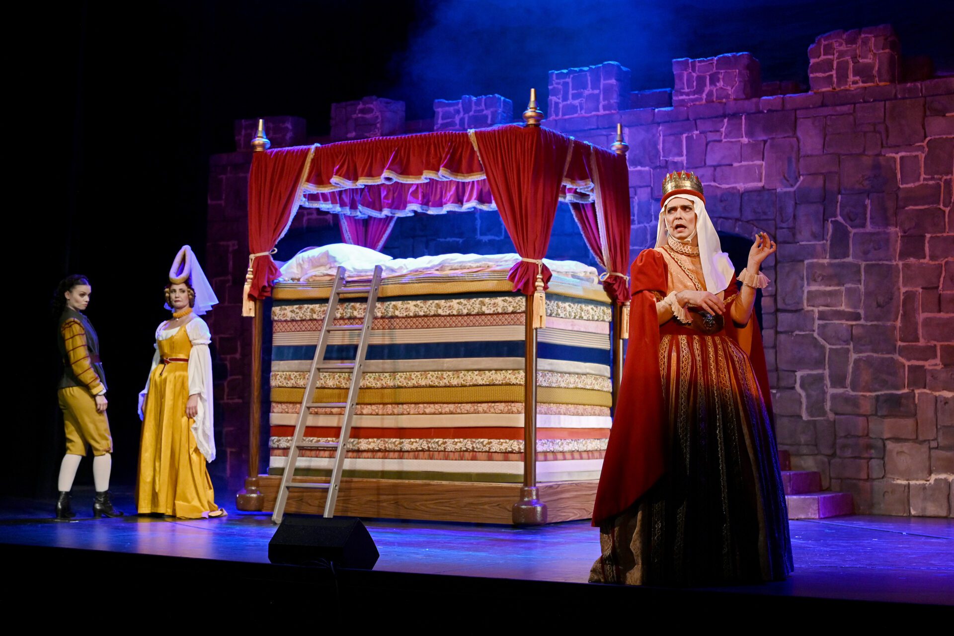 Theater Baden Baden ONCE UPON A MATTRESSE Julia Steingass Tanja Schoen Michael Laricchia Foto Jochen Klenk | MUSICAL TODAY