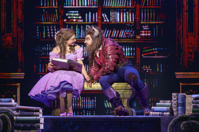 Szenenfoto Die Schoene und das Biest c VBW Deen van Meer 17 | MUSICAL TODAY