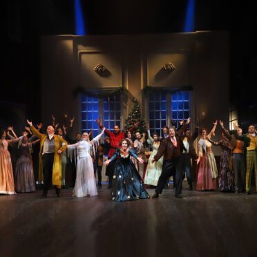 THPF A Christmas Carol Eine Weihnachtsgeschichte Bild9 Ensemble Foto SabineHaymann | MUSICAL TODAY