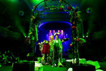 Schroffenstein: In Grund und Boden 6 1 Kleists Torbogen Schlussbild Monika Freinberger | MUSICAL TODAY