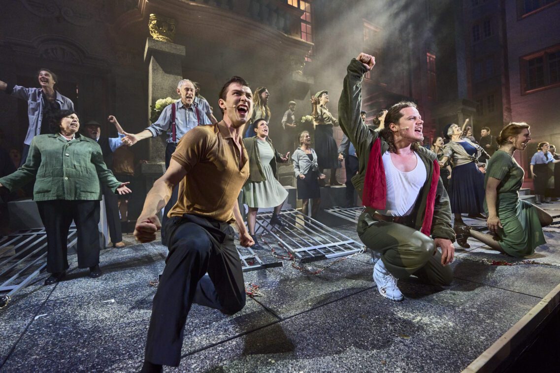 Evita 5 SFS EVITA Til Ormeloh Che Ensemble Buergerchor | MUSICAL TODAY