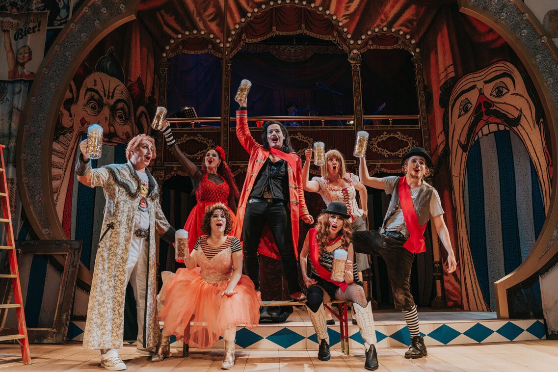 Oktoberfest The Musical. Beinah wahr … 5 OF Ensemble © A. Schwanke Siegersbusch RT | MUSICAL TODAY