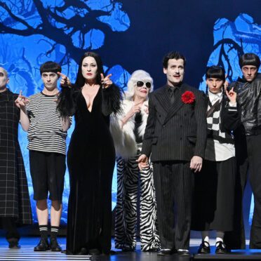Theater Baden Baden Die Addams Family Jacobs Herten Kettler Renn Mirow Schwarzer Bierwirth Foto Jochen Klenk | MUSICAL TODAY