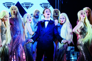 Rock me Amadeus – Das Falco Musical 8 ROCK ME AMADEUS Moritz MausserHans Ensemble © VBW Deen van Meer 2 | MUSICAL TODAY
