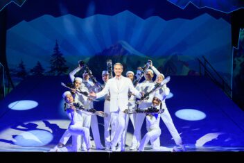 034 Alfons Haider und Ballett Skiverliebt ©SLT Tobias Witzgall LT2 1628 Bearbeitet | MUSICAL TODAY