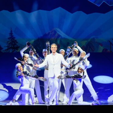 034 Alfons Haider und Ballett Skiverliebt ©SLT Tobias Witzgall LT2 1628 Bearbeitet | MUSICAL TODAY