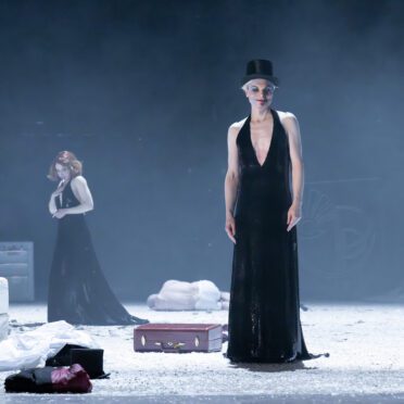 Resi Cabaret Vassilissa Reznikoff Vincent Glander c Monika Rittershaus | MUSICAL TODAY