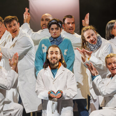 Stimmen im Kopf. Eine Musiktherapie 9 tfn 012 stimmen im kopf timmueller | MUSICAL TODAY