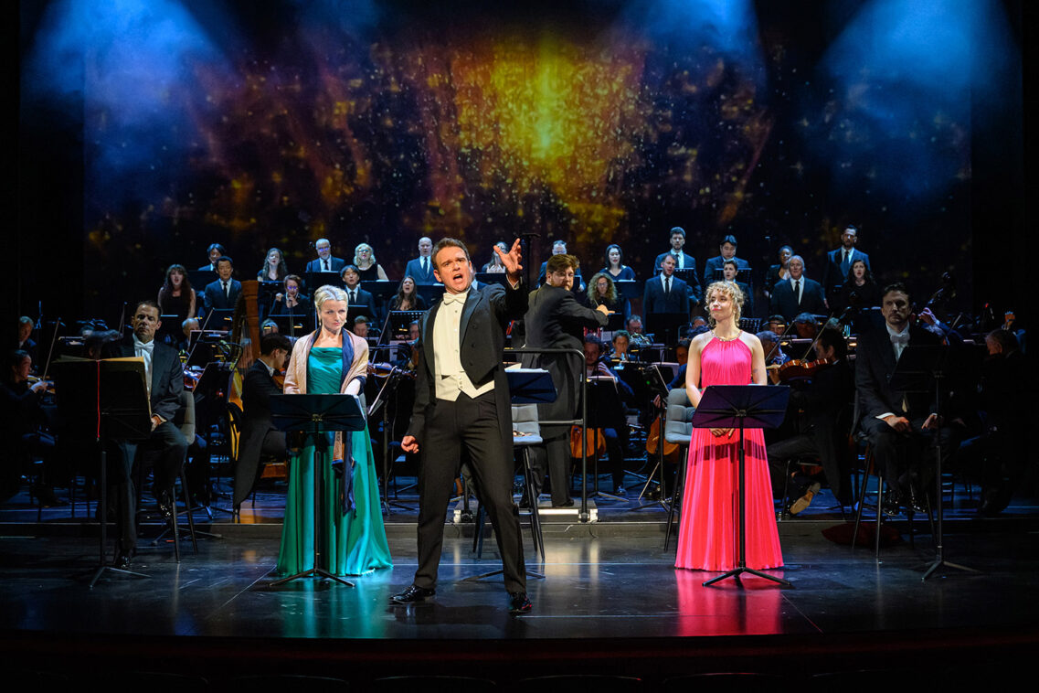 Monty Python’s Not the Messiah 5 017 Luke Sinclair und Ensemble Not the Messiah Foto Christian Krautzberger LT1 8395 | MUSICAL TODAY