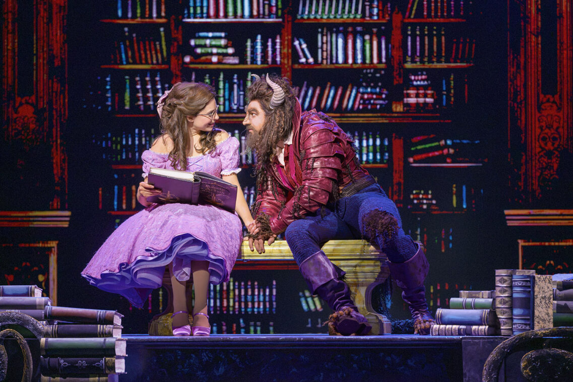 Disneys Die Schöne und das Biest – Das Musical 5 Szenenfoto Die Schoene und das Biest c VBW Deen van Meer 17 | MUSICAL TODAY